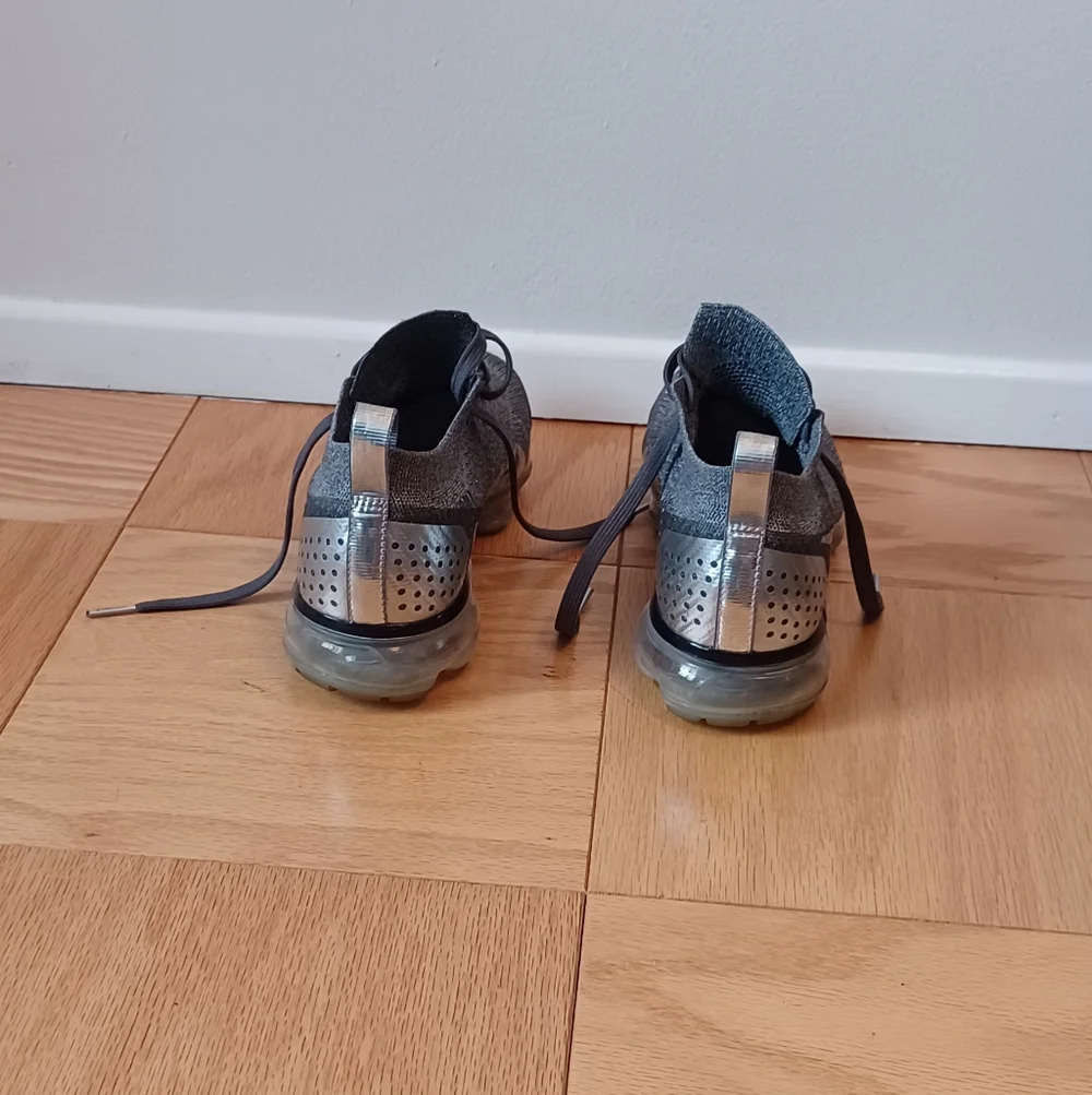 Nike Vapormax Flyknit 2 Gray & Silver Sneakers  Size 7.5
